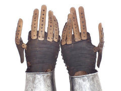 A PAIR OF EUROPEAN BRIDLE GAUNTLETS EARLY 17th CENTURY - Fagan Arms