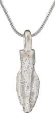 FINE GREEK ARROWHEAD PENDANT NECKLACE, C. 8TH-3RD CENTURY BC