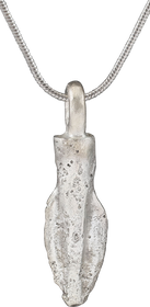 FINE GREEK ARROWHEAD PENDANT NECKLACE, C. 8TH-3RD CENTURY BC