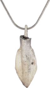 FINE GREEK ARROWHEAD PENDANT NECKLACE, C. 8TH-3RD CENTURY BC