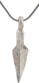 FINE GREEK ARROWHEAD PENDANT NECKLACE, C. 8TH-3RD CENTURY BC