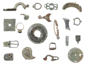 MIXED ANCIENT, MEDIEVAL AND LATER BRONZE ARTIFACTS