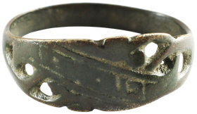 EASTERN EUROPEAN WOMAN’S WEDDING RING SIZE 8 1/2